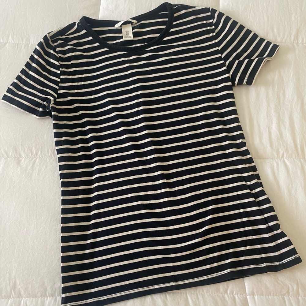 EUC H&M navy and white striped tee. Size medium